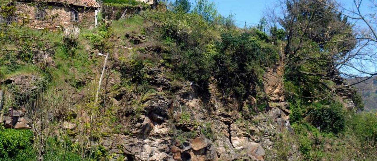 La peña que amenaza con caer, en el barrio de El Picu en Boo.