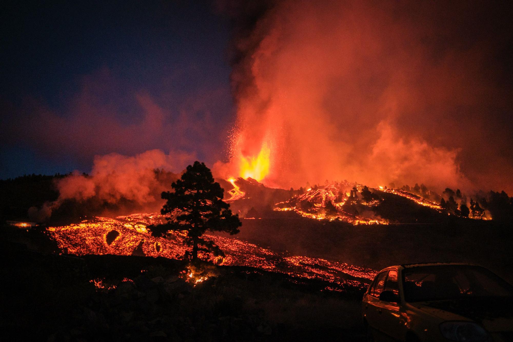 El espectáculo del volcán de La Palma al caer la noche