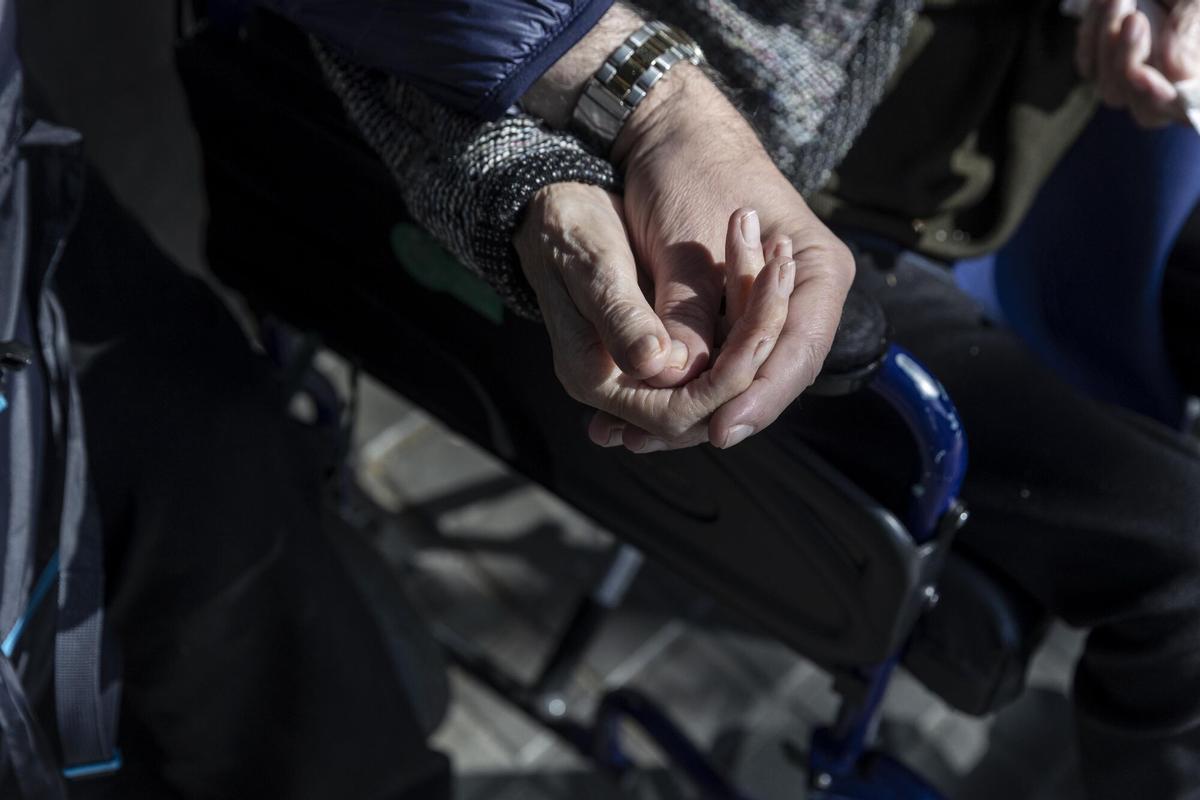 BARCELONA 23/03/2023 Sociedad. Cuidadoras o cuidadores no profesionales En la foto Alfredo con su madre Emilia dependiente en silla de ruedas tercera edad jubilado dependencia FOTO de FERRAN NADEU