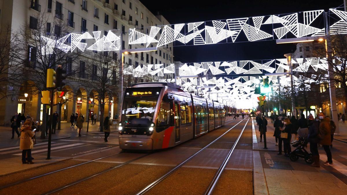 Las luces de Navidad iluminan Zaragoza