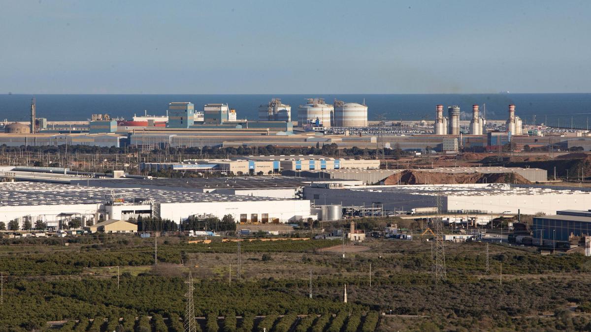 Vista de varias empresas de Sagunt.