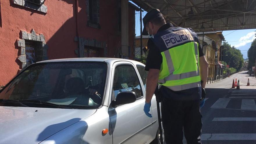 El confinament dels estats torna a fer de  la frontera un mur policial entre cerdans