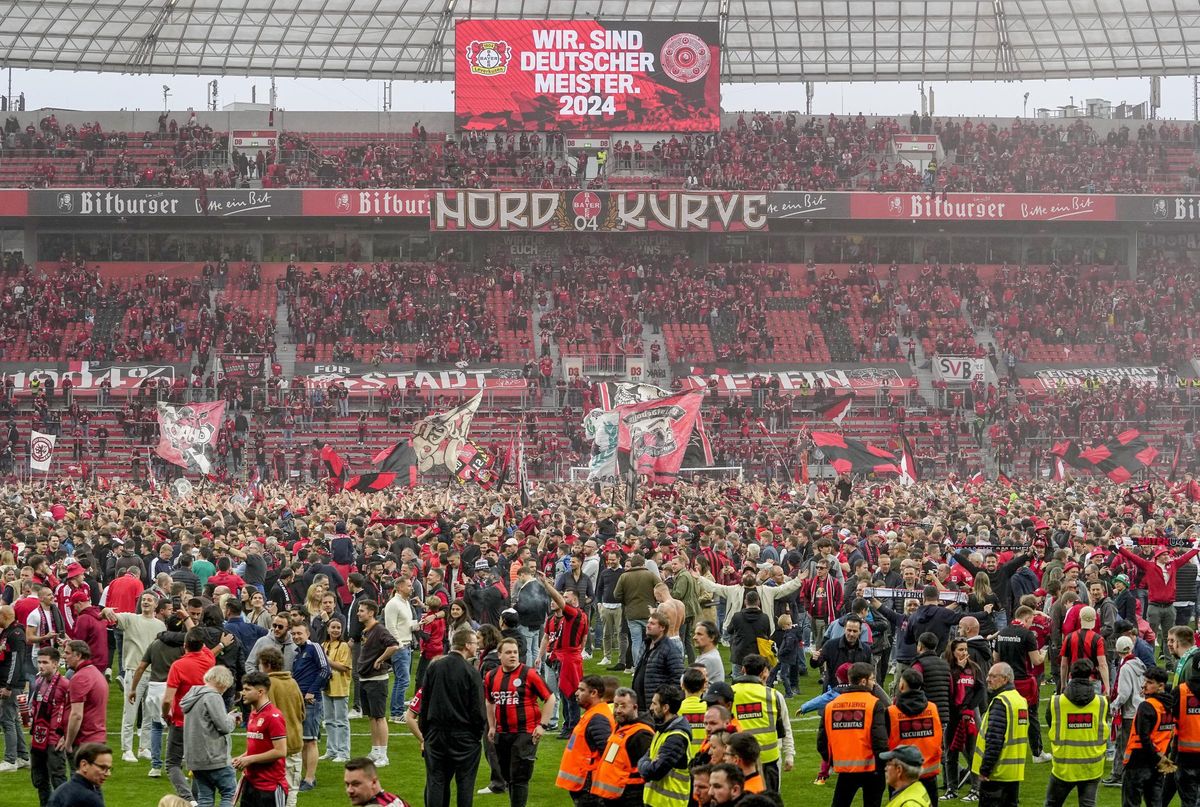 Celebraciones en el BayArena. El Bayer Leverkusen se proclama campeón de la Bundesliga por primera vez en su historia.