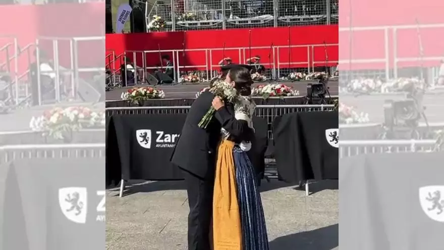 Vídeo | Emotiva pedida de mano de un policía nacional a su novia a los pies de la Virgen del Pilar