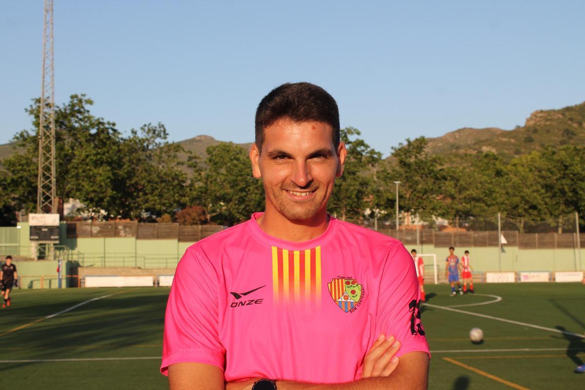Toni Pascual davant el Mas Oliva de Roses.