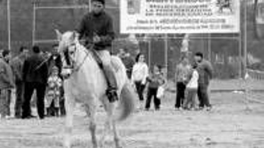 La lluvia desluce la feria