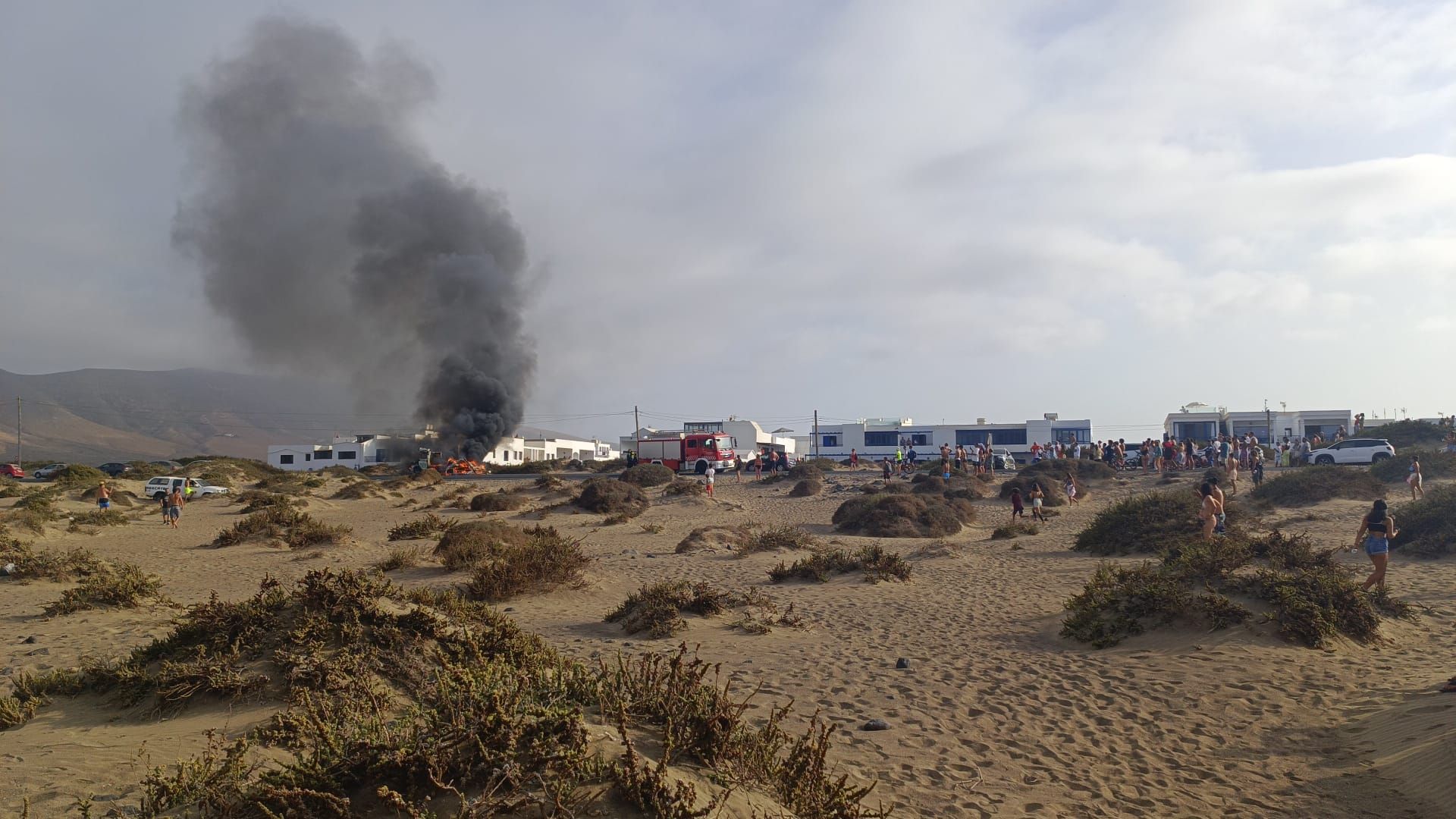 Una autocaravana arde por completo en Caleta de Famara