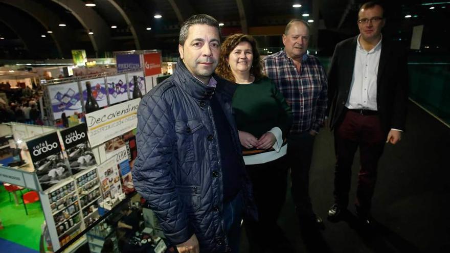 Por la izquierda, Cele Foncueva, María Cardín, Samuel Trabanco y Celestino Cortina, ayer, en el pabellón de exposiciones de La Magdalena, antes de la charla organizada por el Club LA NUEVA ESPAÑA de Avilés.