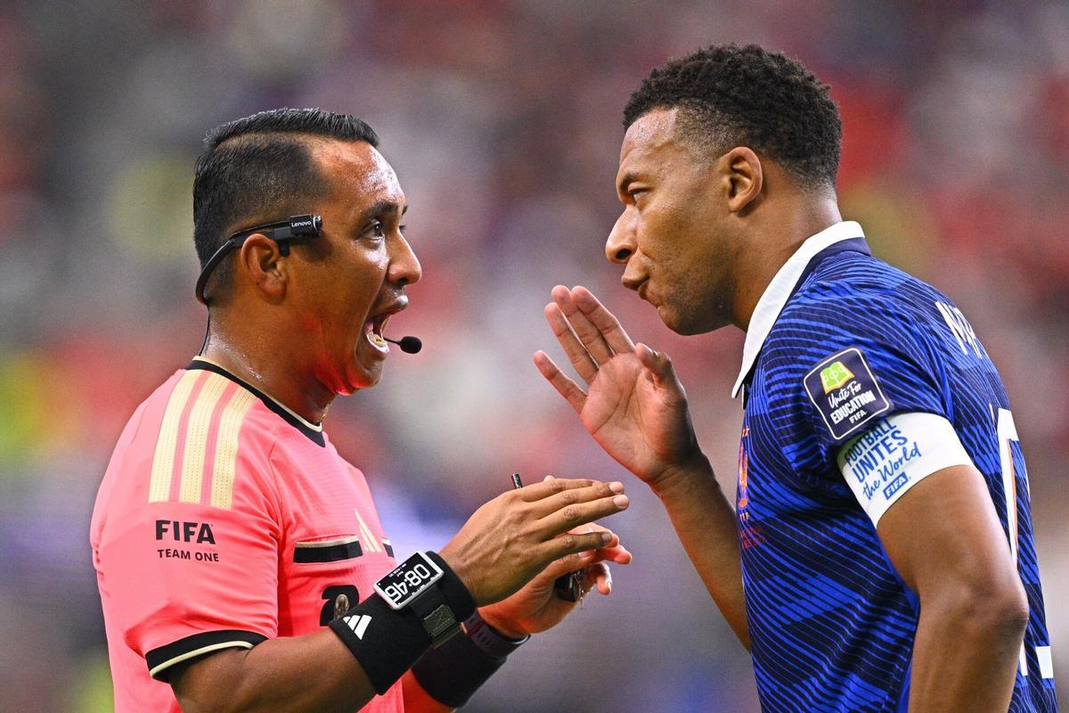 Mbappé protesta una decisión al colegiado.