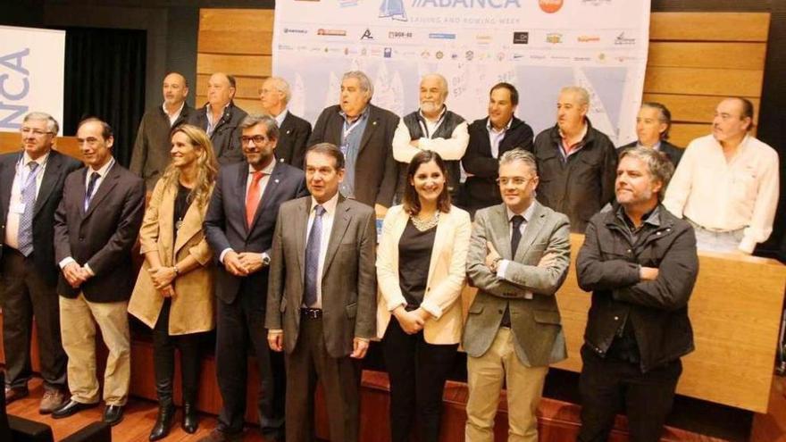 Autoridades, organizadores y colaboradores, ayer en la sede central de Abanca, durante la presentación.