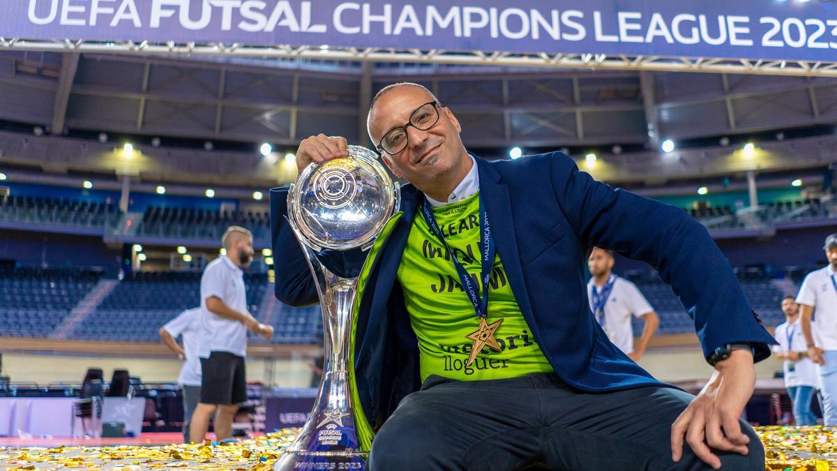 Antonio Vadilla posa con el trofeo de campeón de la UEFA Futsal Champions League.