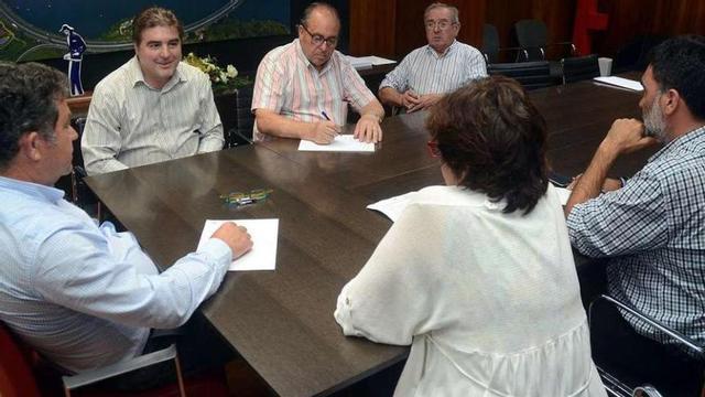 Juan Loureiro (segundo por la izquierda) es el nuevo presidente de Castelao. // Rafa Vázquez