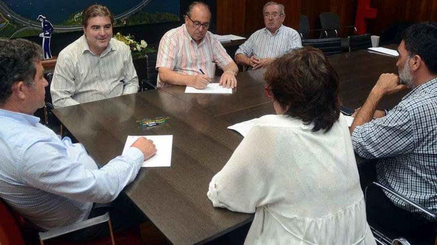 Juan Loureiro (segundo por la izquierda) es el nuevo presidente de Castelao. // Rafa Vázquez