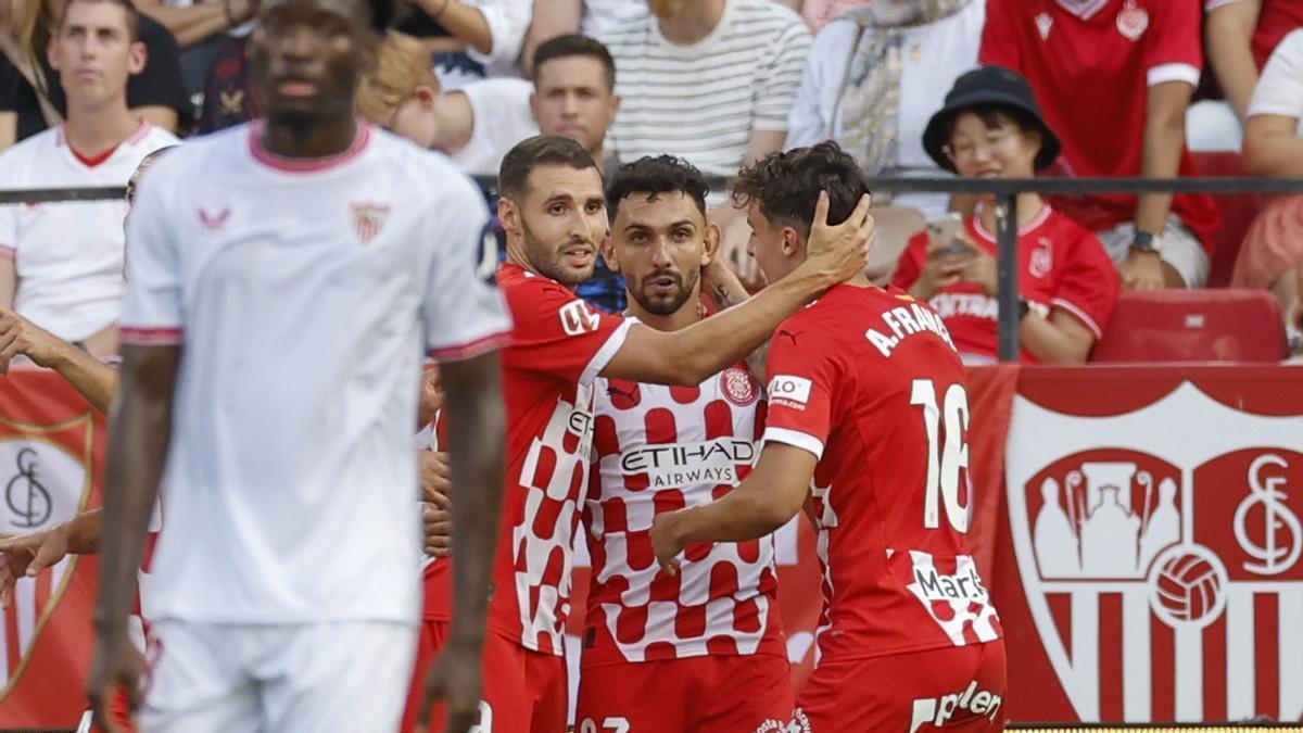 El centrocampista del Girona Iván Martín (2d) celebra con sus compañeros su gol.