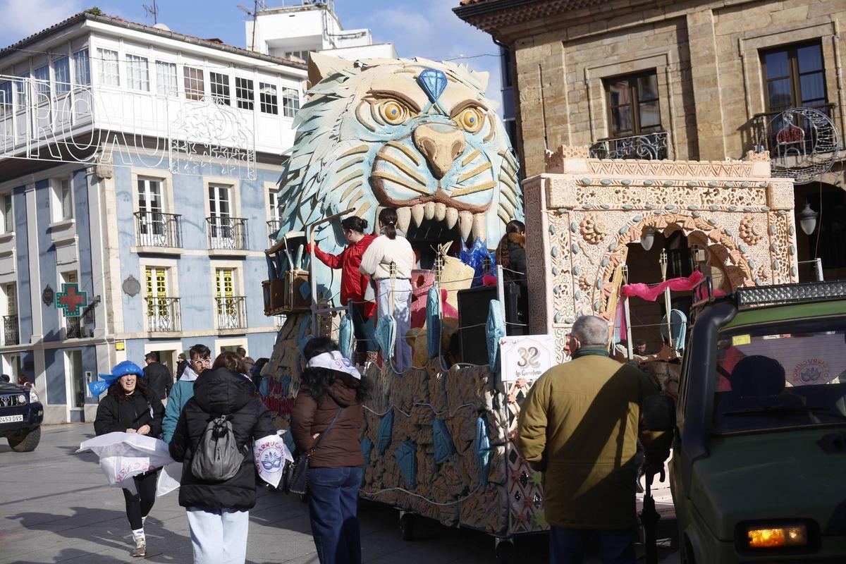 EN IMÁGENES: El 'ascenso' de los artilugios de Galiana llena las calles de Avilés