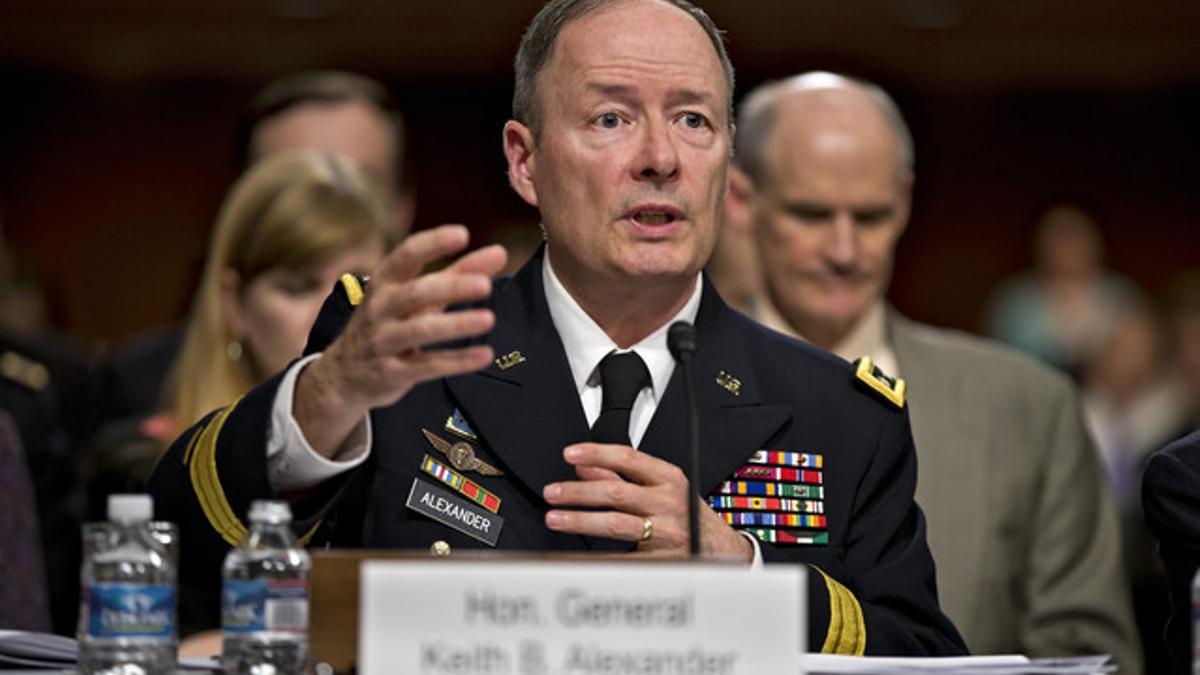 El director de la NSA, Keith Alexander, durante su comparecencia ante el Senado, el miércoles en Washington.