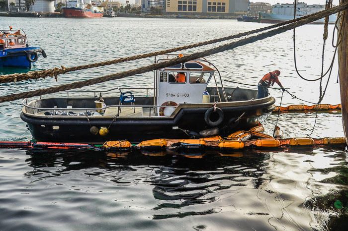 VERTIDO DE FUEL EN EL PUERTO