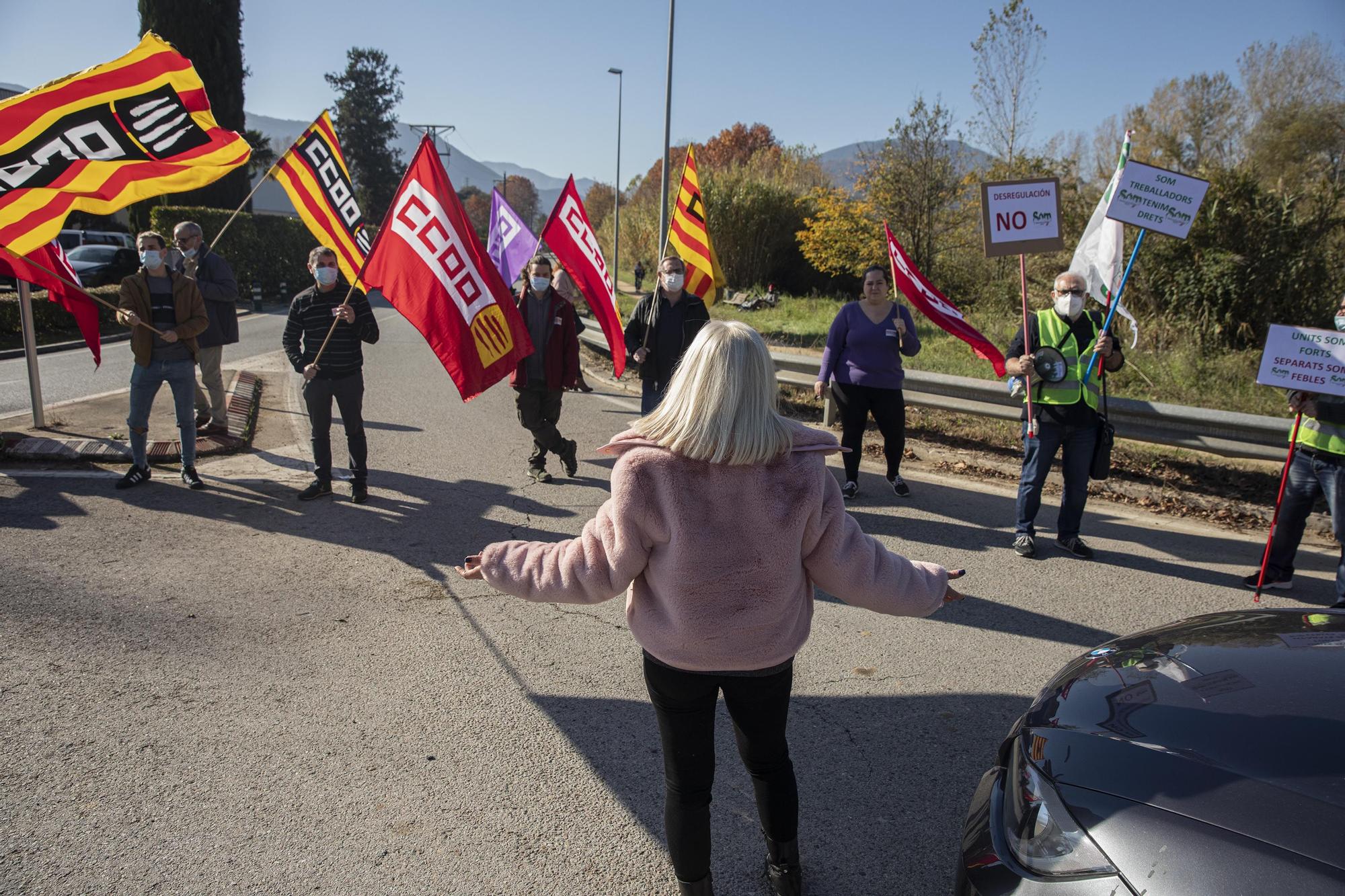 Una vintena de treballadors tallen la carretera d'Anglès per protestar contra la deslocalització de l'empresa tèxtil