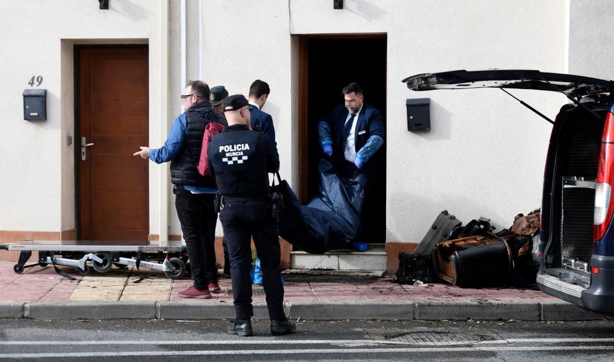 Descubren el cadáver de una mujer en una vivienda incendiada en Monteagudo.