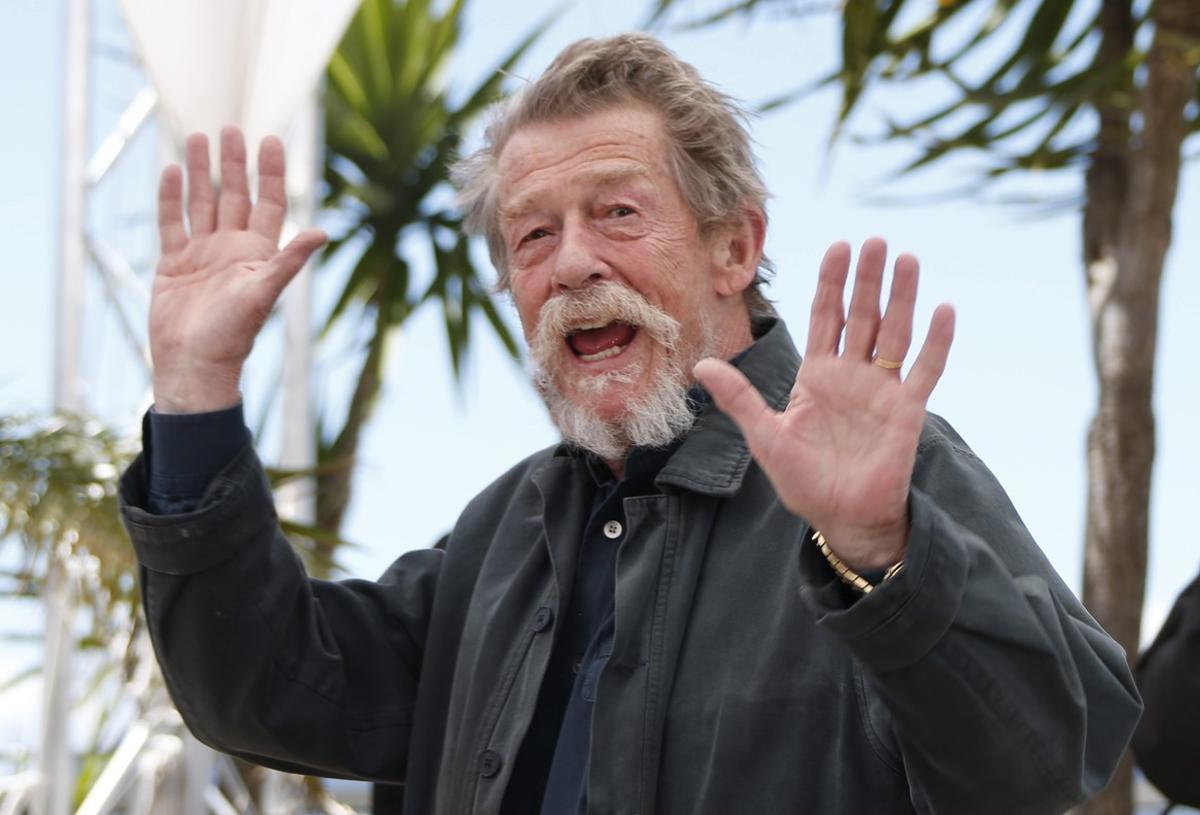 HK104. Cannes (France).- (FILE) - A file picture dated 25 May 2013 shows British actor John Hurt posing during the photocall for ’Only Lovers Left Alive’ at the 66th annual Cannes Film Festival in Cannes, France. British actor John Hurt, best known for his role in The Elephant Man, died at the age of 77, his agent announced on 28 January 2017. (Cine, Cine, Francia) EFE/EPA/IAN LANGSDON