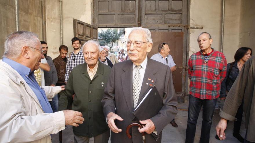 José Fuentes Yepes, entrando por las puertas de la antigua institución carcelaria en la que estuvo recluido durante el franquismo.