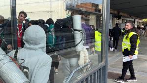 Decenas de pasajeros se acumulan en la estación de Figueres por el inicio del corte ferroviario en la R11 hasta Portbou