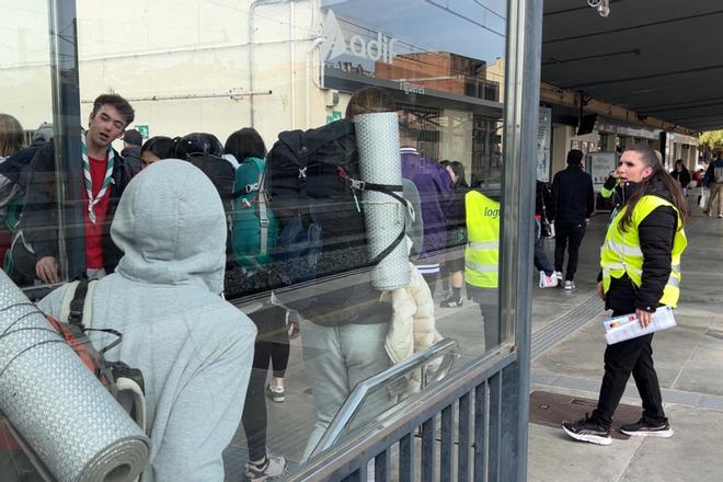 Decenas de pasajeros se acumulan en la estación de Figueres por el inicio del corte ferroviario en la R11 hasta Portbou