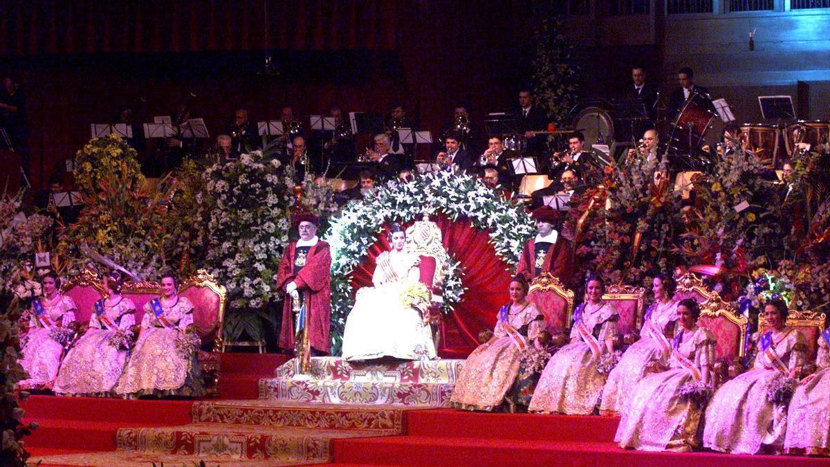 Exaltación de la fallera mayor 2000, Lola Flor, con la banda municipal detrás