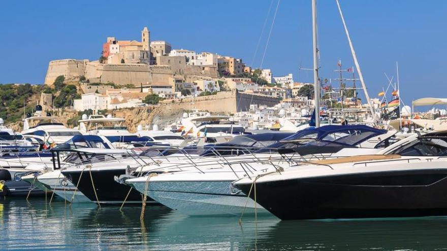 Las chárter de yates reclaman a la APB una zona propia de amarres en el puerto de Ibiza