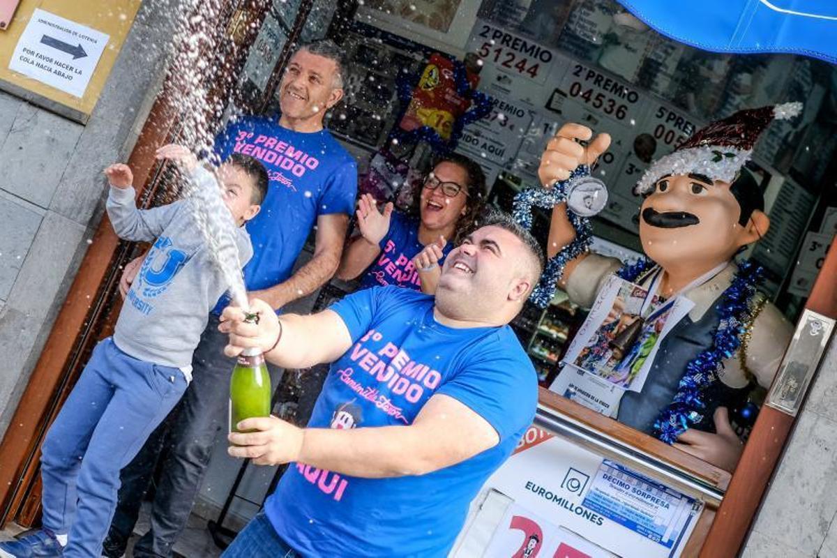 Teror. Administración de loterías de Teror, Av. de Venezuela,  un tercero y tres quintos premios.  | 22/12/2019 | Fotógrafo: José Carlos Guerra