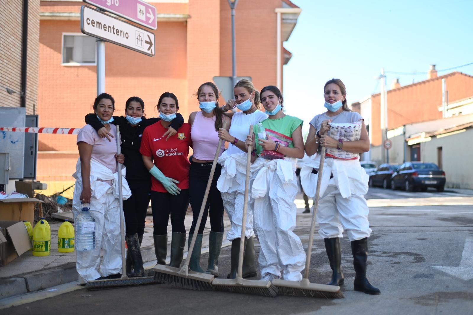 Los vecinos de Cuarte, María de Huerva y Cadrete siguen limpiando el barro