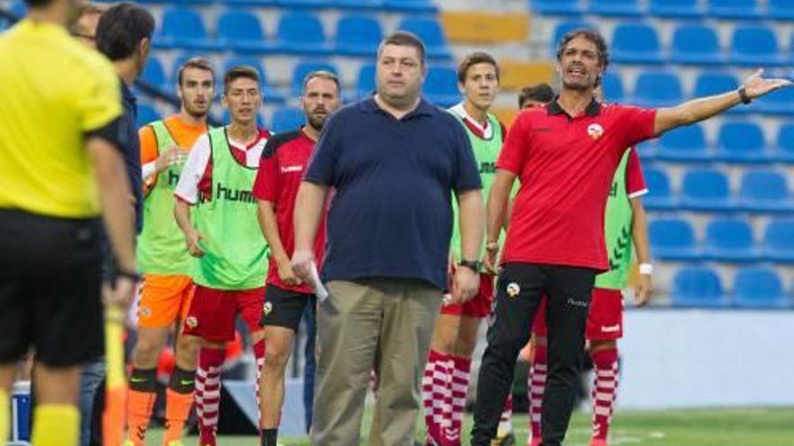 El técnico del Sabadell, Toni Seligrat, protesta una decisión del árbitro.