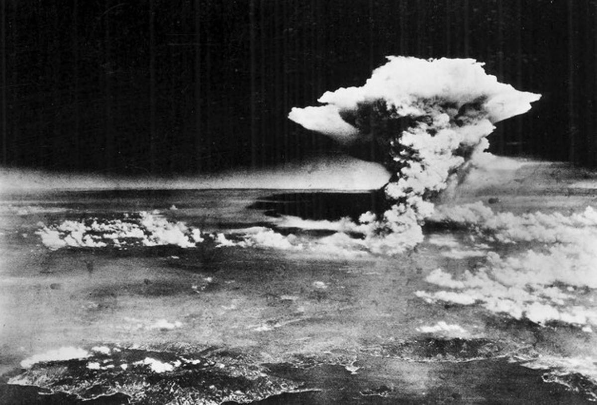 L’explosió de la bomba atòmica sobre Hiroshima, fotografiada per l’Exèrcit nord-americà el 6 d’agost de 1945. A finals de 1945, any en què va caure la bomba, un total de 140.000 persones havien mort a causa dels efectes de la radiació. EFE / Hiroshima Peace Memorial Museum