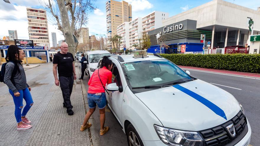 El alto coste del gasoil ahoga a los taxistas de Benidorm pese a iniciar el verano con las tarifas más caras