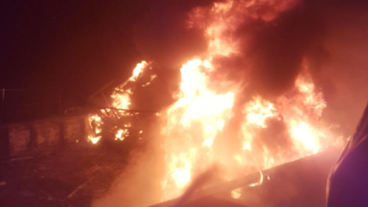 Arden dos lanchas de madrugada en un varadero de Castrelo