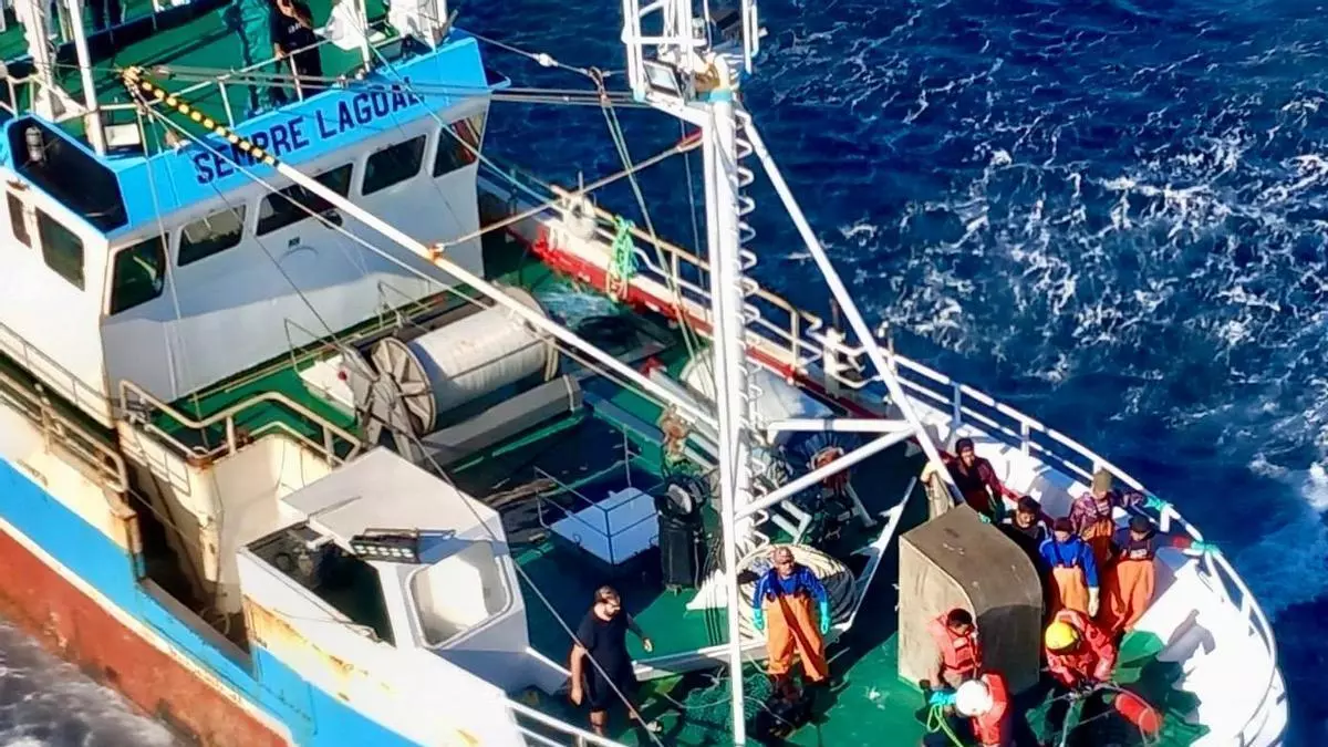 Evacuado un marinero por un accidente a bordo de un palangrero a 15 millas al oeste de las Cíes