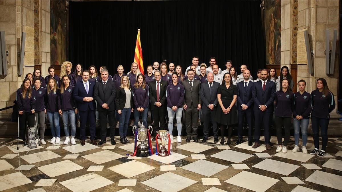 El presidente de la Generalitat, Quim Torra, rodeado de las futbolistas del Barça femenino.