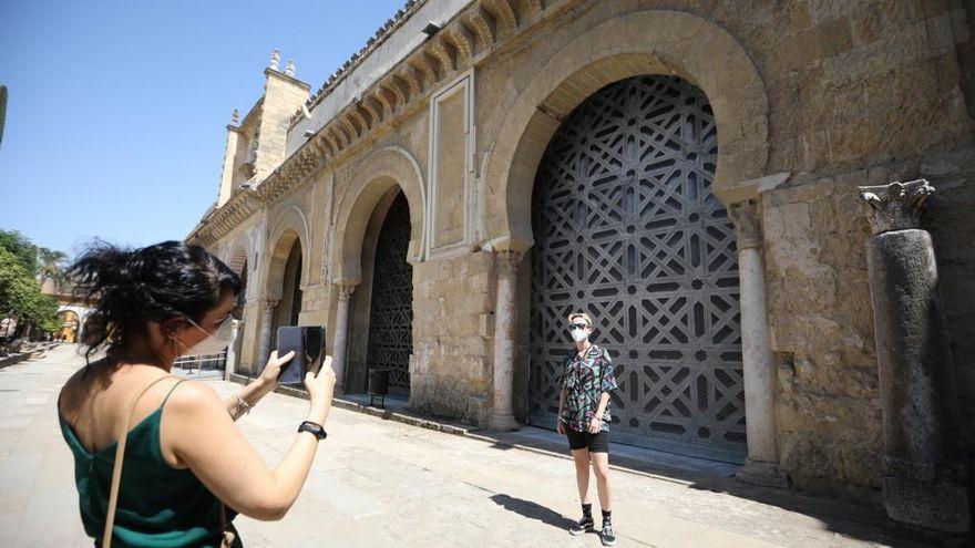Un turista se toma una foto en la Mezquita de Córdoba.