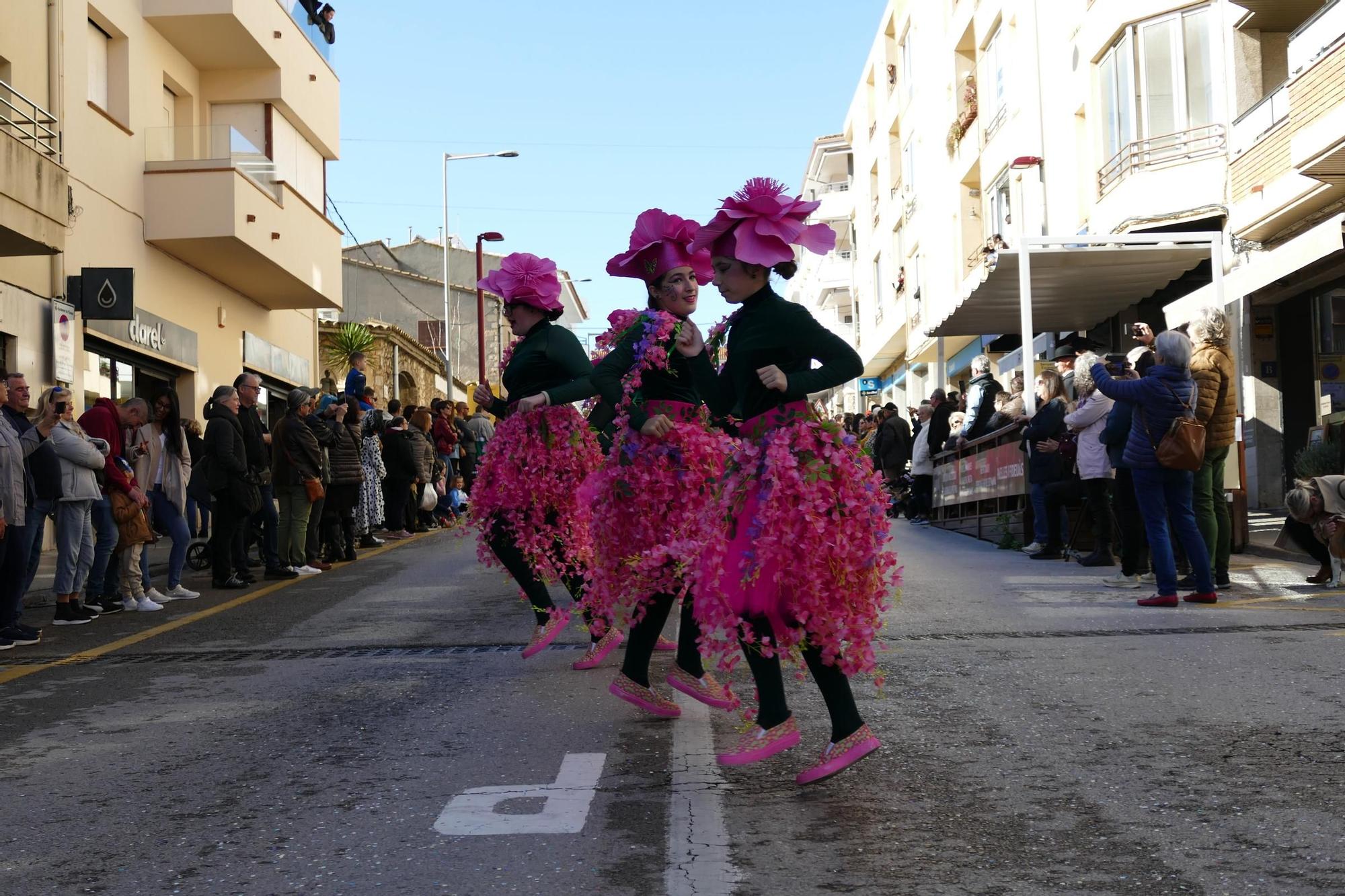 L'Escala s'acoloreix amb la rua de carnaval