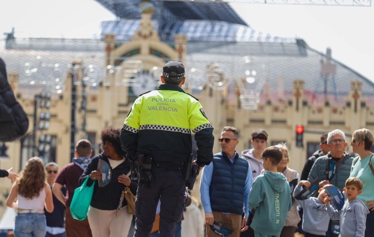 La Policía Local vigila los accesos a la mascletà en València.