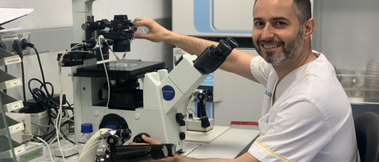 Felipe Gallego, biólogo y director del laboratorio del Juaneda Fertility Center, posando en sus instalaciones.