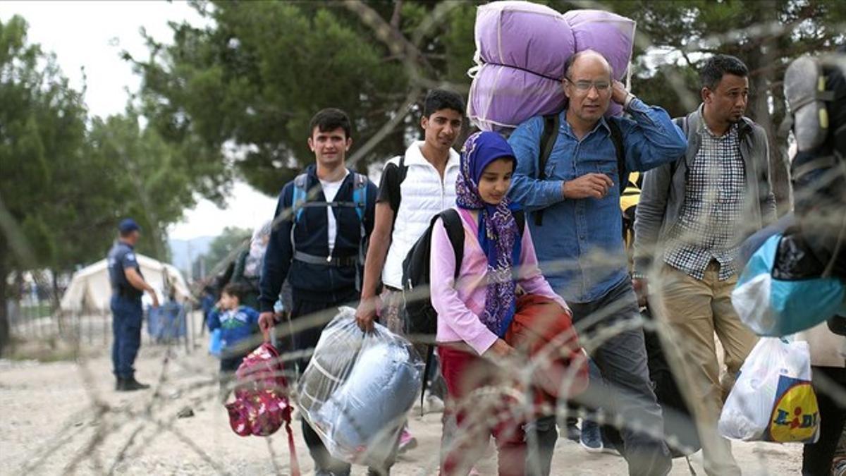 Inmigrantes llegan a un campo de refugiados tras cruzar la frontera entre Grecia y Macedonia.