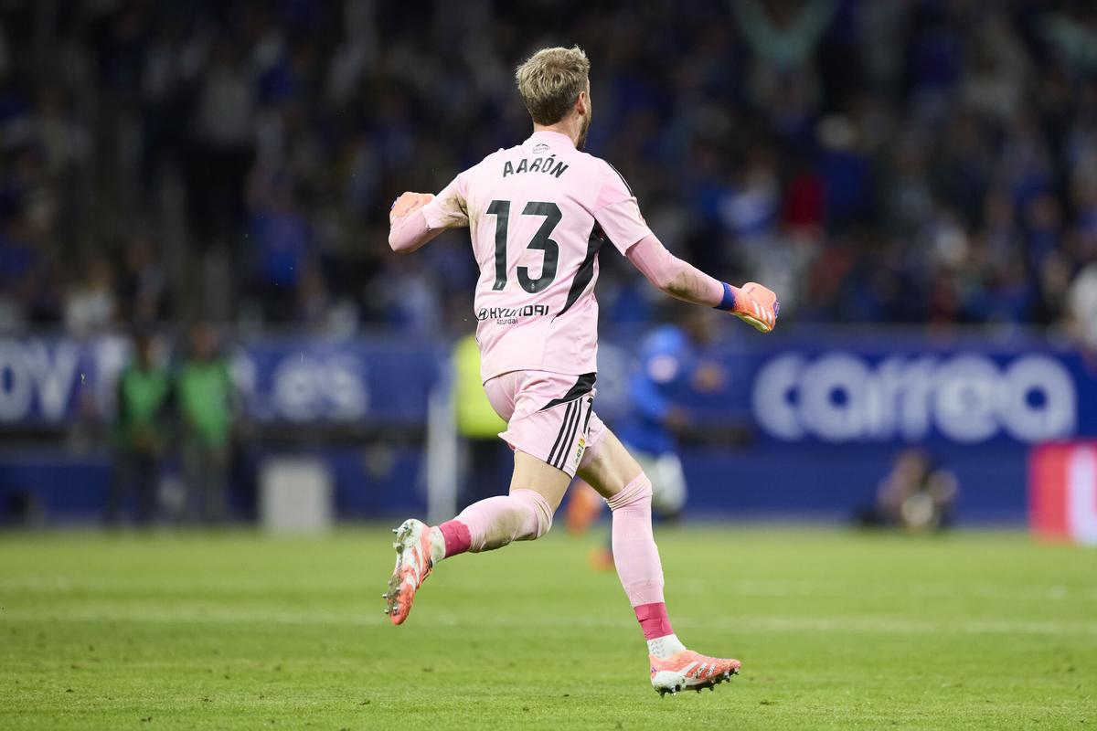 Aaron Escandell, el portero del Oviedo, celebra el gol de Reina al batir a Joan Garcia.