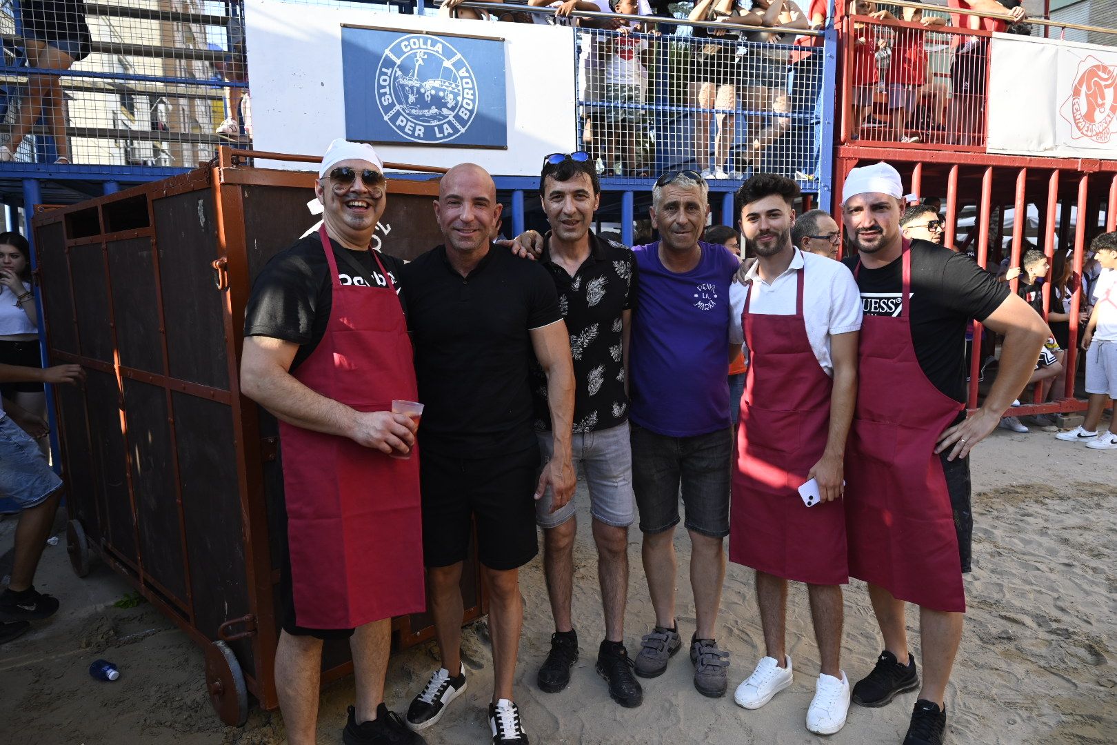 Las mejores imágenes del desfile y la entrada del toro por Sant Pere en el Grau