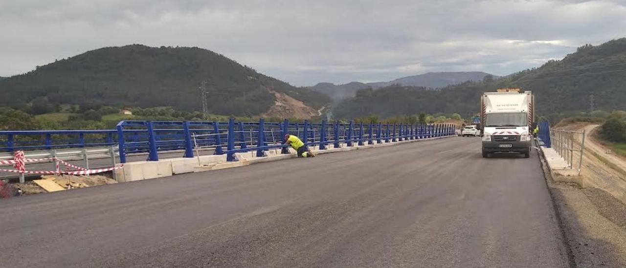 Labores de instalación del pretil en la segunda calzada del puente de La Barrosa, en Salas. | Foto cedida por el Ministerio de Transportes y Movilidad