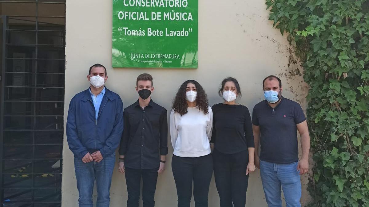 Los alumnos premiados, con sus profesores.