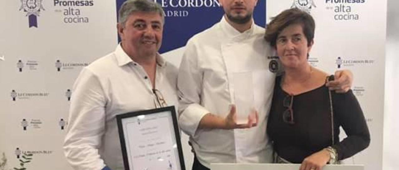 Víctor, con sus padres y su diploma del segundo premio.