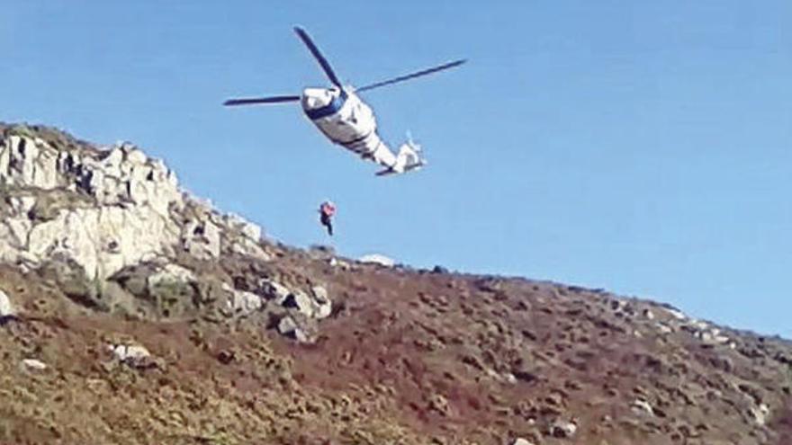 El helicóptero en pleno rescate.  //G.N.