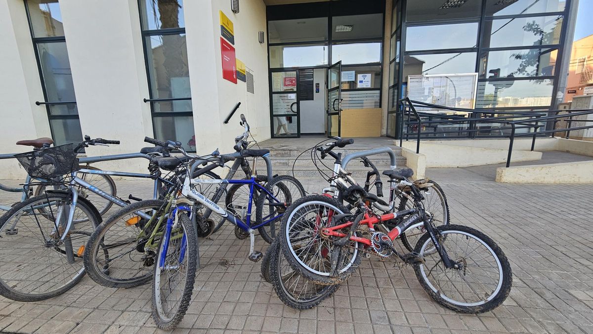Bicicletas deterioradas junto a la alcaldía pedánea