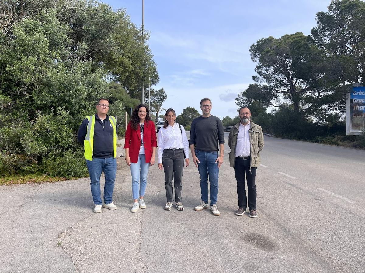 Autoridades y técnicos posan en la Via Europa de Cala Murada.